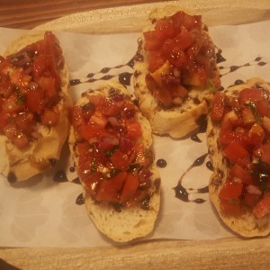 Brochetas de tomate y Albahaca