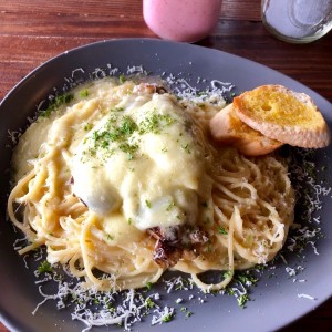 Spaghetti con pollo gratinado en Salsa blanca