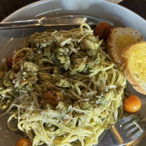 Spaguettis al pesto con tomates cherry 