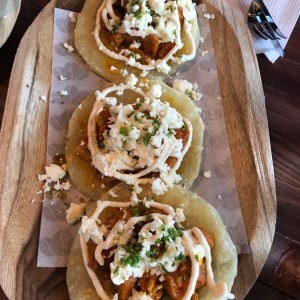 Blinis de yuca con puerco