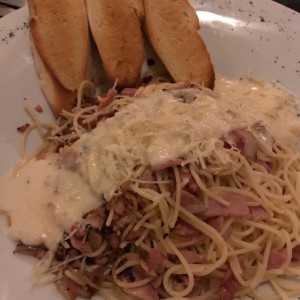 la carbonara (un poco fuerte en tocino) y poca salsa