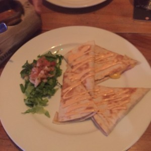 quesadillas de jamon con lechuga y pico de gallo