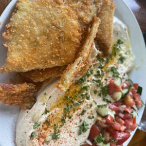 Hummus con berenjena apanada