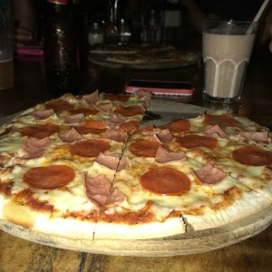 pizza de jamon y peperoni 