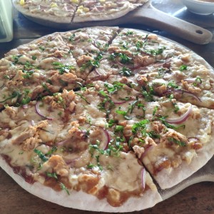 Pizza BBQ de pollo con culantro