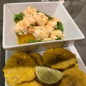 camarones al ajillo con patacones