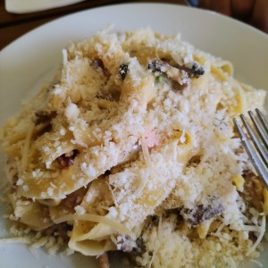 Pasta con hongos y felite de res. 