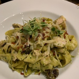 Pasta al pesto con tomates secos y pollo