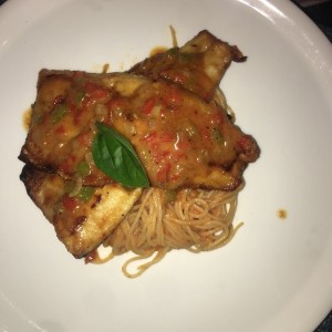 Trucha con linguini en salsa roja