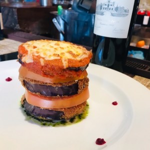 berenjenas apanadas con tomate, pesto y queso de cabra