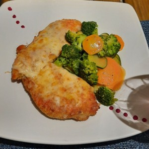 Filete de Pollo a la Parmesana con Vegetales 