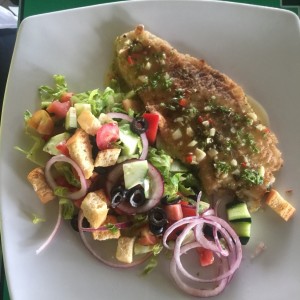 filete de pescado alcajillo con ensalada mixta 