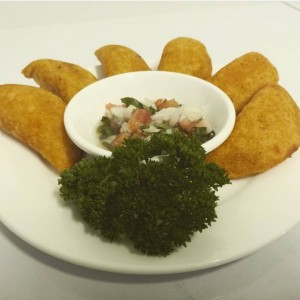 Empanaditas de maiz de pollo o carne entrada