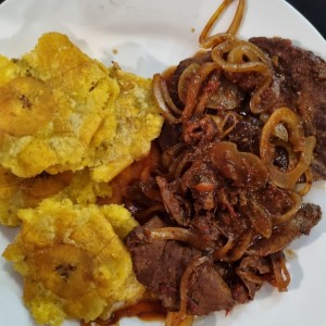 Bistec de carne con patacones 