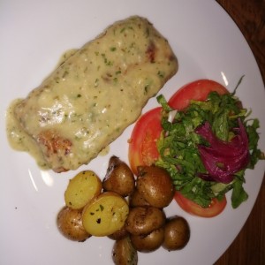 Corvina al ajillo con papas salteadas