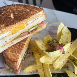 Platos Fuertes - Club Sandwich