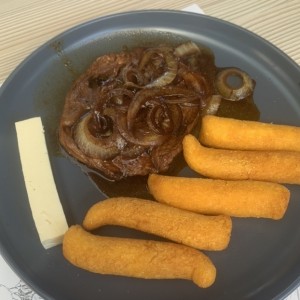 Bistec encebollado con almojabanos