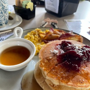 Pancakes con huevos y tocino