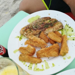 Filete de pescado al ajillo con yuca