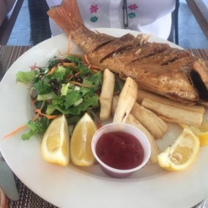 pargo entero con yuca frita