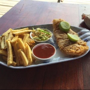 Fish and chips (filete de pescado con papas fritas)