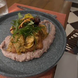 Filete de pescado sobre una cama de puré de camote 