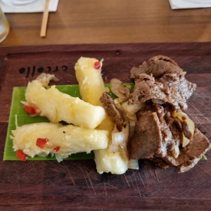 bistec con yuca 