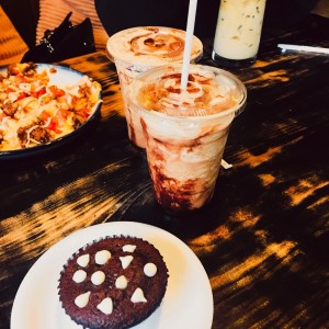 Frape, dulce de Chocolate, Nachos y Iced coffee