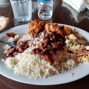 Arroz con porotos, ensalada y pollo guisado