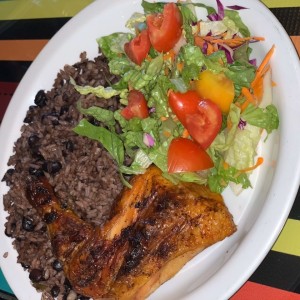 Arroz moro con pollo y ensalada. 