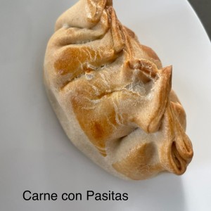 Empanada de Carne con Pasitas