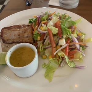 corvina con ensalada