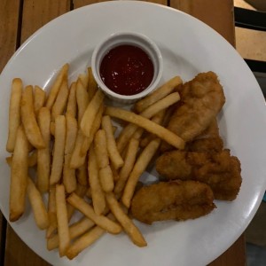 Dedos de pollo con papas fritas