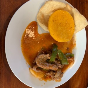 Bistec Encebollado con Hojaldre y Tortilla