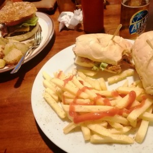 Hamburguesa con bacon y emparedado de pierna 