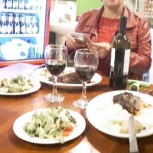 cena carnes ensalada y vino