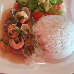 Corvina con camarones y almejas