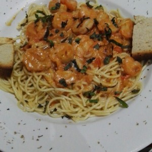 pasta camarones con salsa rosada