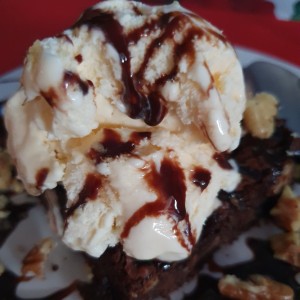 Brownie con helado