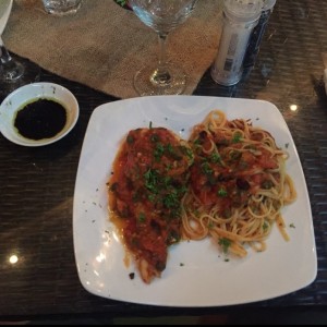 Spaghetti y filete de pescado a la putanesca