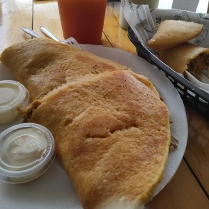 Cachapa de carne mechada con queso