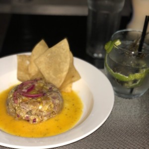 tuna tartar  con salaa de maracuya