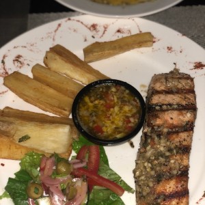 filete de salmon al ajillo con yuca frita 