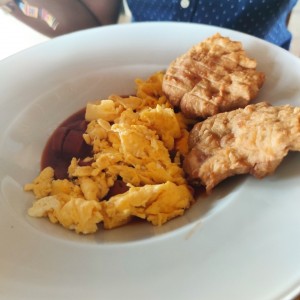 huevos, salchicha guizada y hojaldres