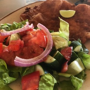 Milanesa con ensalada