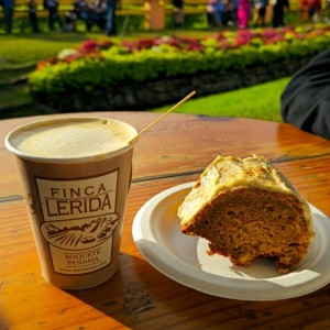 Delicioso capuchino y cake de zanahoria desde la Feria de las Flores en Boquete.