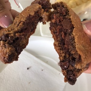 galleta de chispas rellena de brownie