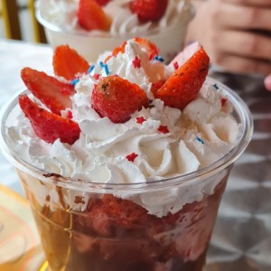 fresas con crema, Nutella y leche condensada. (Topping dedicado al mes de la patria)