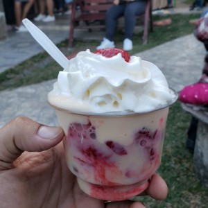 Fresas con crema, natilla y leche condensada