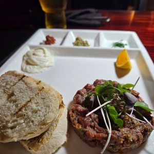 Tartar de Carne Angus Con Trufa y Pan a la Parrilla